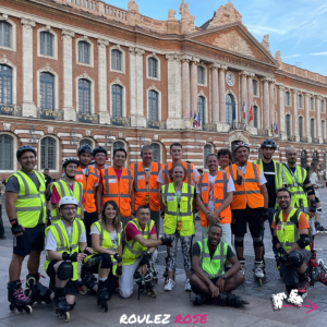 Groupe de staffeurs de roulez rose