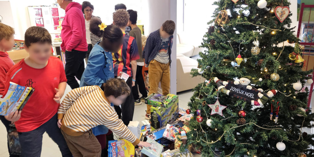 Les enfants ouvre les cadeaux